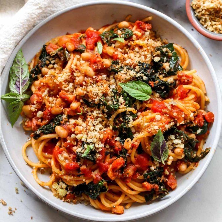Spaghetti with Garlicky Kale and White Beans