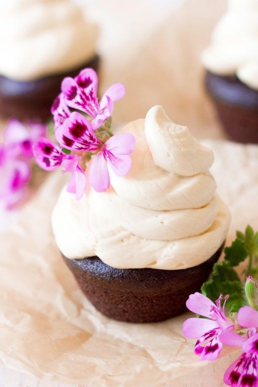 Vanilla Whipped Cream Frosting with Honey