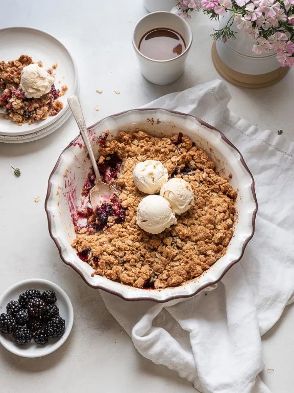 Blackberry Crown Crumble with Oat Topping