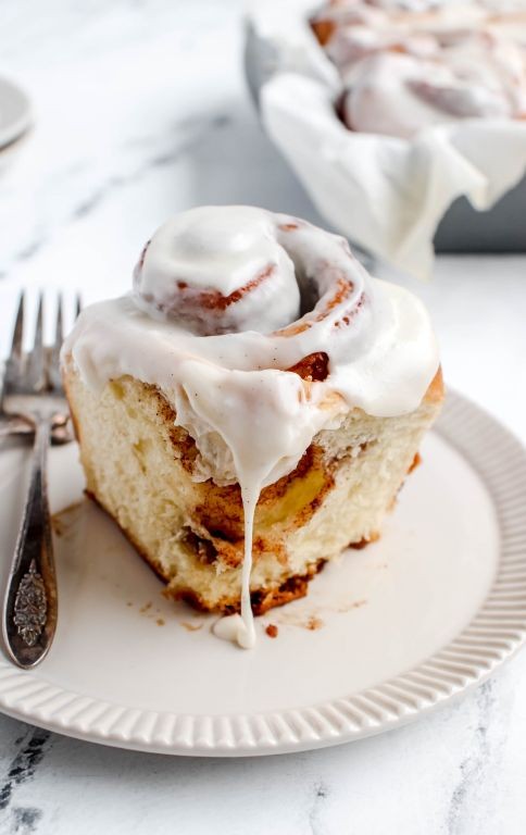 Classic Cinnamon Roll with Vanilla Glaze