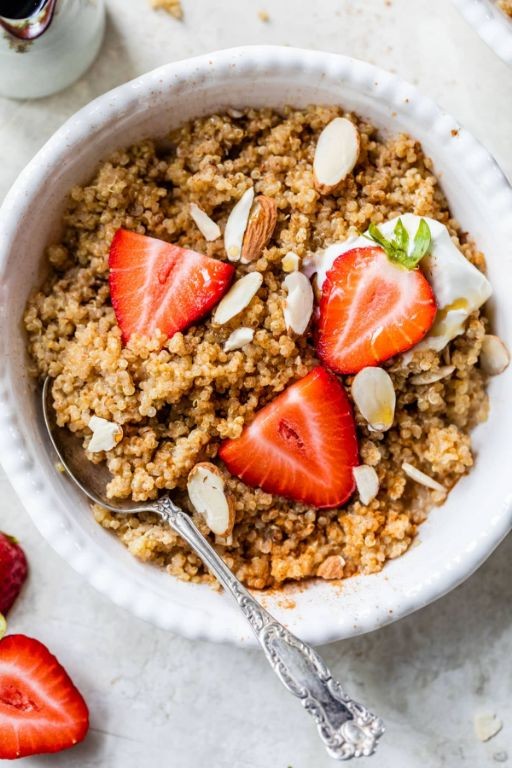 Quinoa Breakfast Bowl with Almonds and Honey