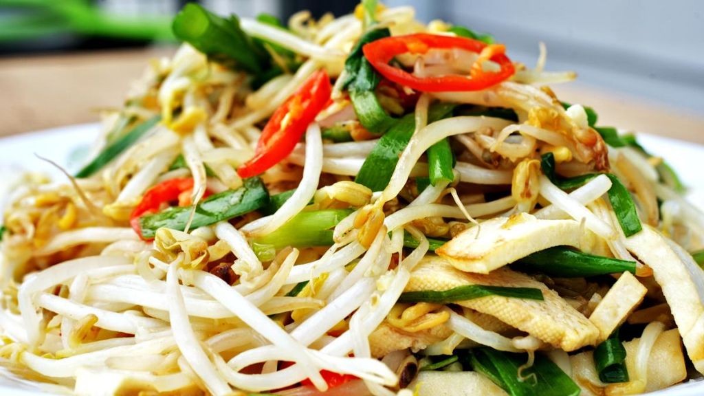 Sprouted Mung Bean Stir-Fry with Garlic