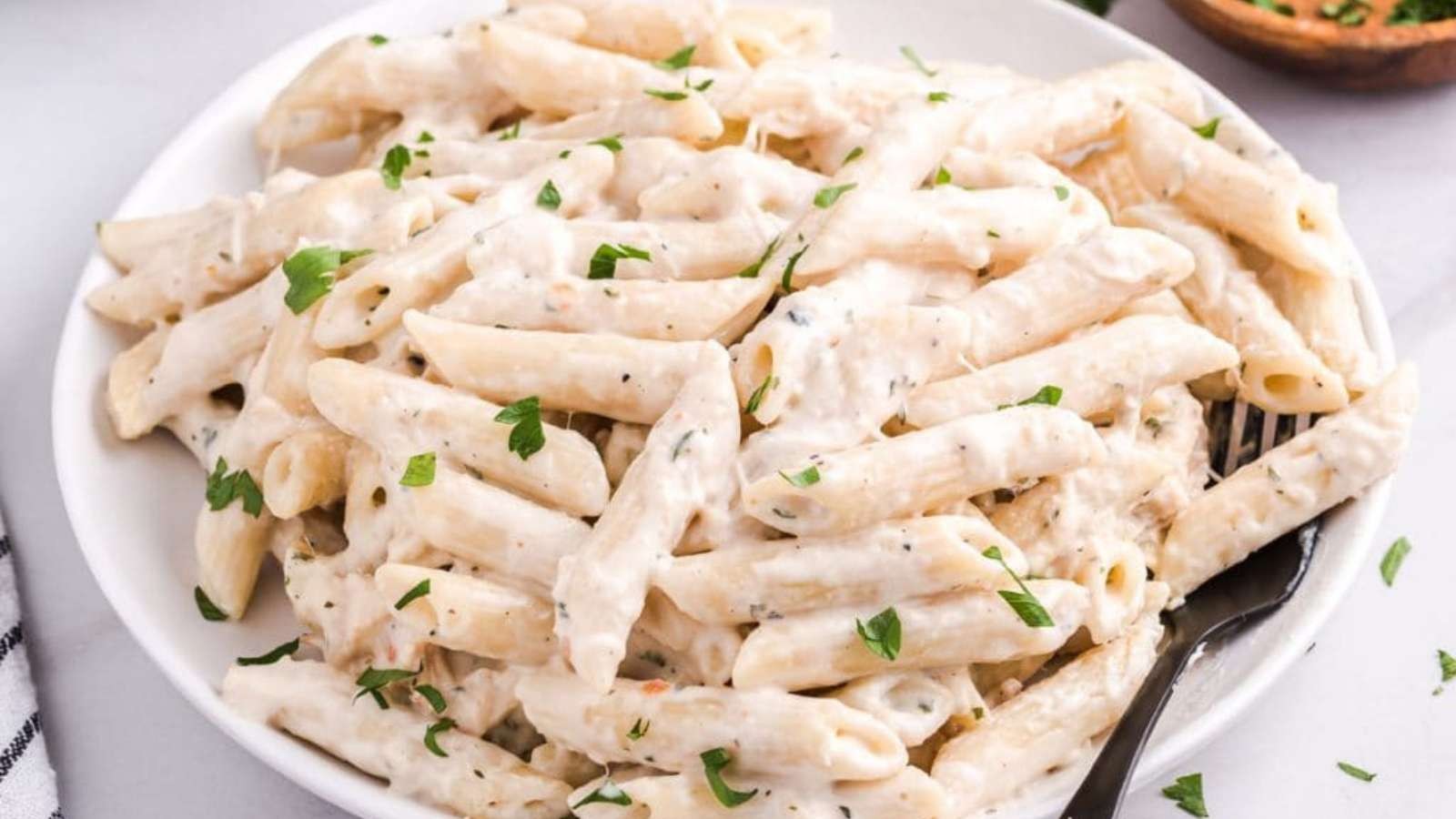 Slow Cooker Olive Garden Chicken Alfredo Pasta
