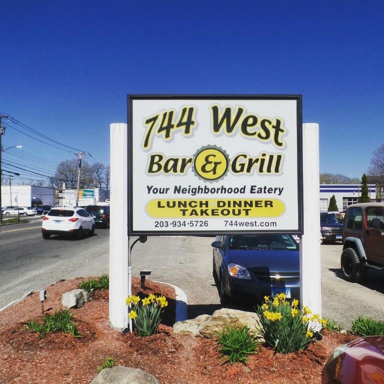 744 West Bar & Grill